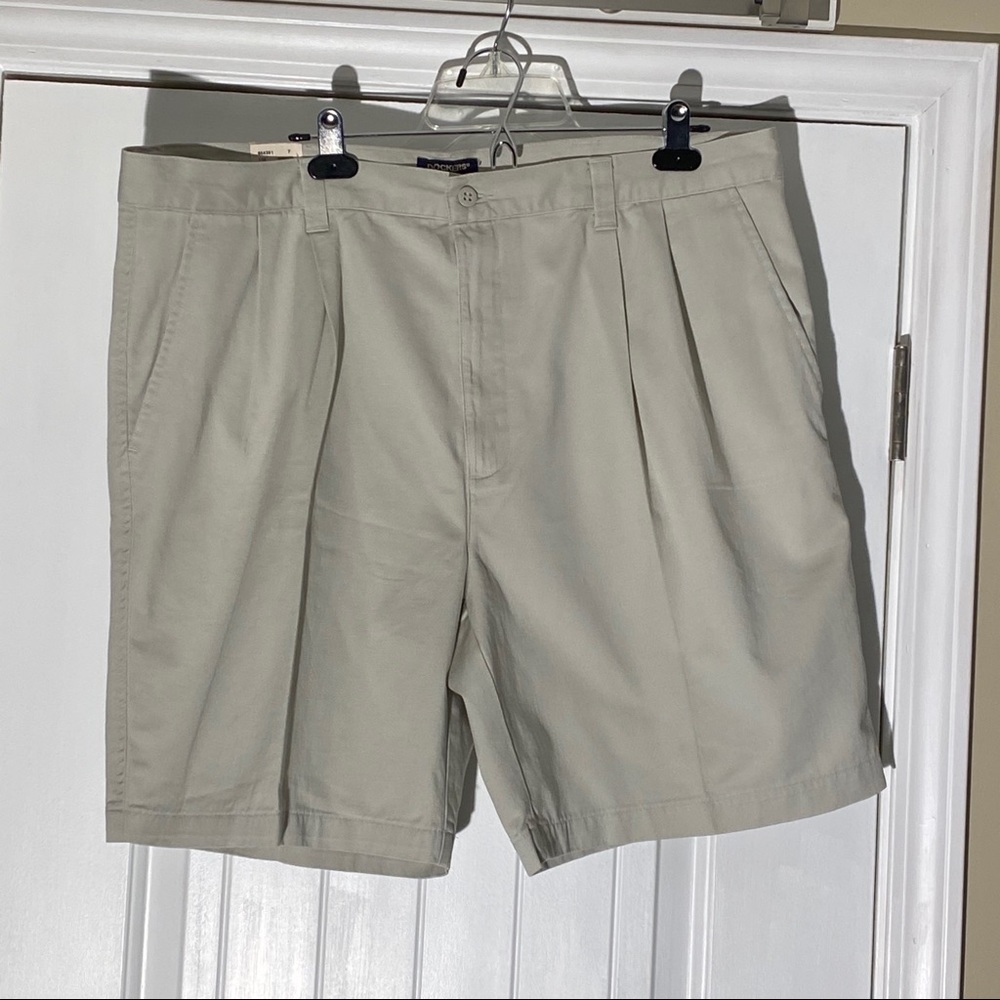 Dockers Pleated shorts size 40 NWT